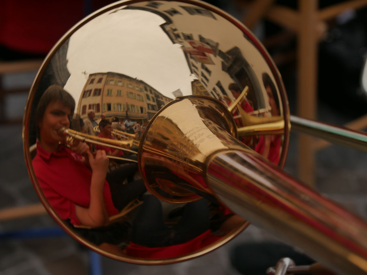 Spiegelungen auf einer Trompete