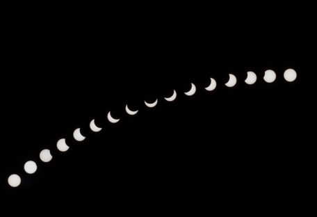 <strong>Sonnenfinsternis zwischen 9:25 (links unten) und 11:46 h (rechts oben)</strong><br>Foto: Matthias Kullik
