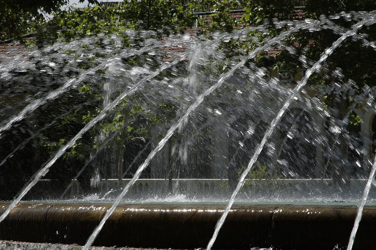 Wassertropfen auf Kollisionskurs