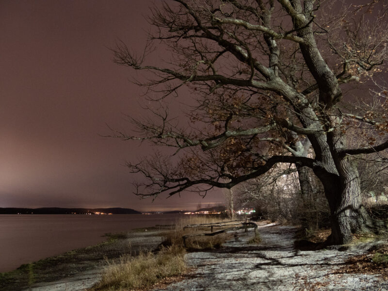 Landschaftsfoto im Dunkeln am See