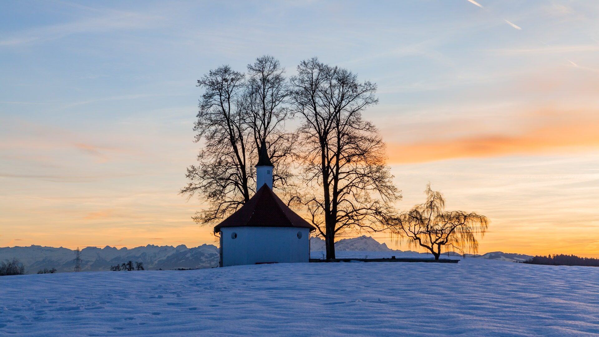 Beeindruckender stiller Winterabend mit Kapelle im Allgäu